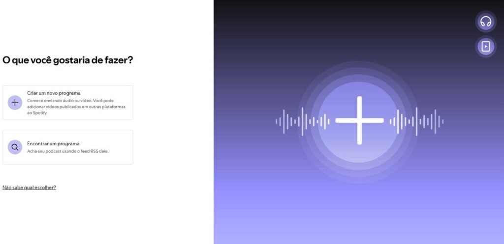 Pessoa gravando um podcast com um microfone
