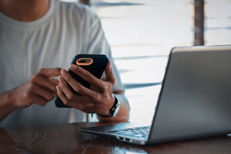 Empreendedor usando marketing digital para aumentar vendas em Curitiba