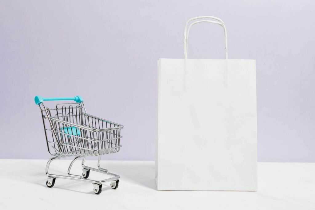 Mulher usando um laptop em um café, representando SEO local.